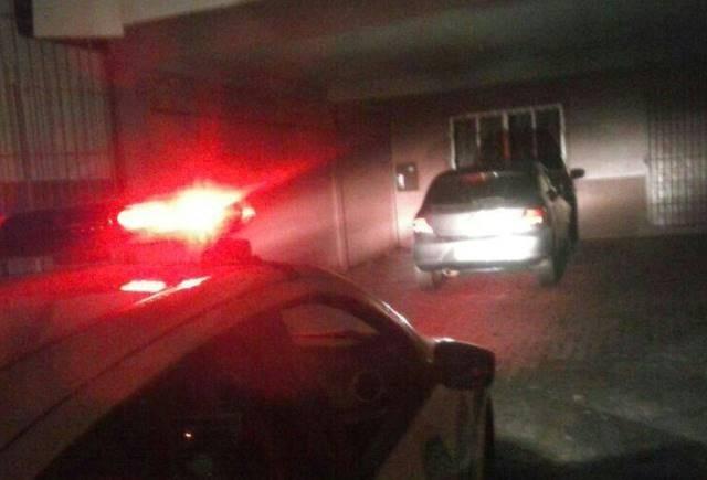 Carro furtado é encontrado debaixo da igreja do Rio Maina