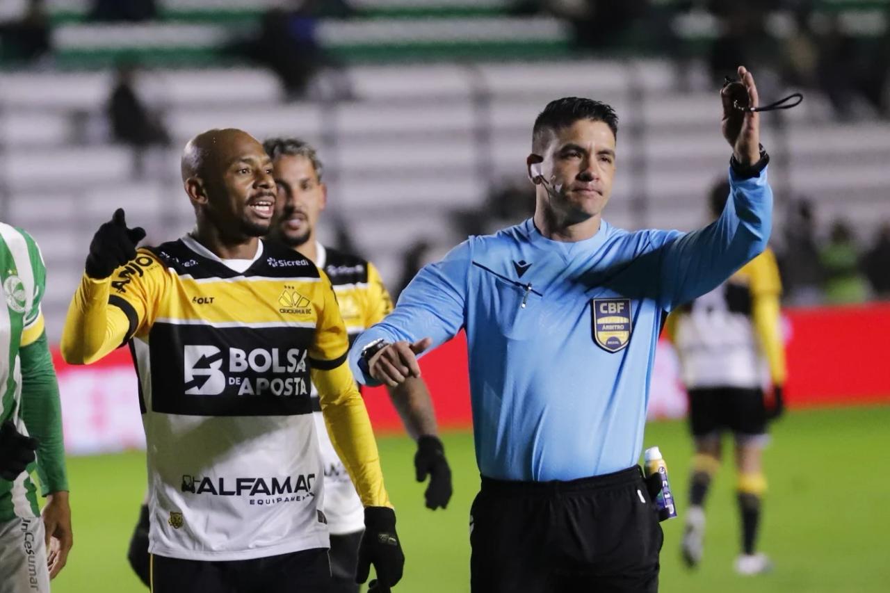'Não vejo uma ação de agressão no rosto', afirma árbitro, justificando não expulsão de jogador do Juventude