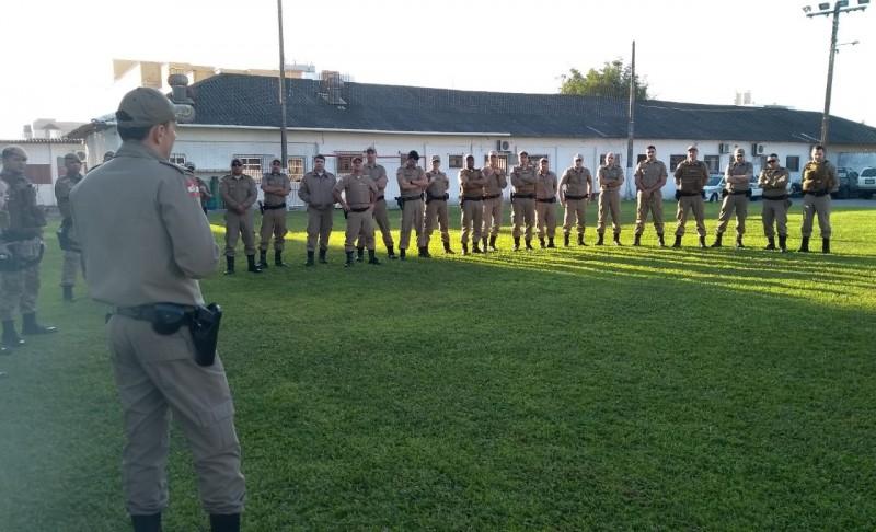 Policiais militares recebem instrução para o uso de câmeras individuais