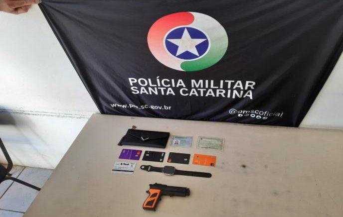 Jovem é preso após usar cartão roubado em loja de conveniência de Araranguá