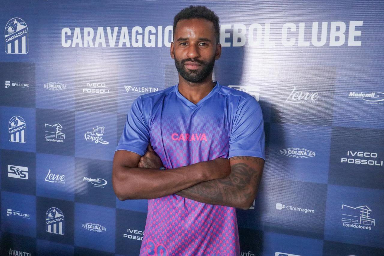 Caravaggio acerta a contratação do lateral-direito Maicon