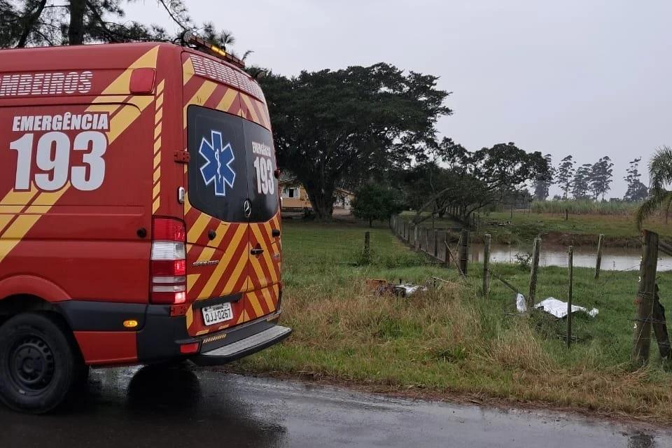 Motociclista morre após sair de pista e ficar preso em arame farpado em Criciúma
