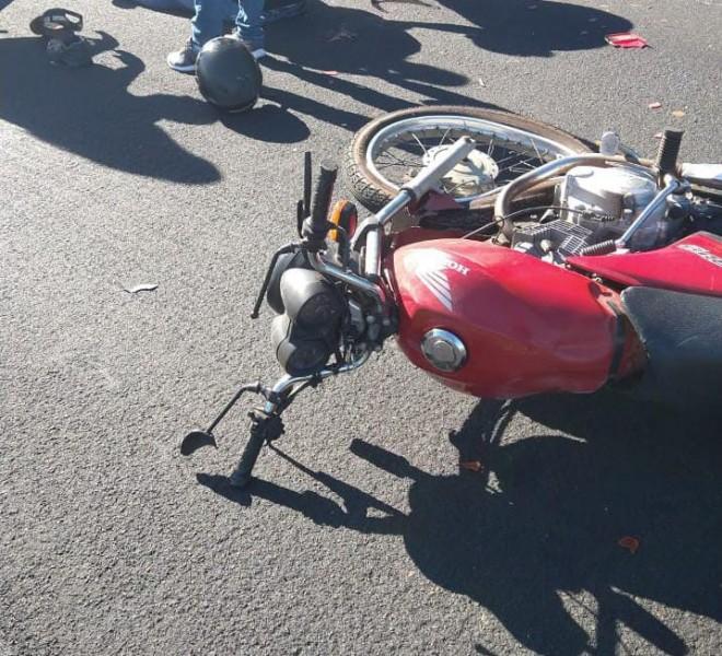 Colisão entre caminhão e moto deixa motociclista ferido no Centro de Ermo
