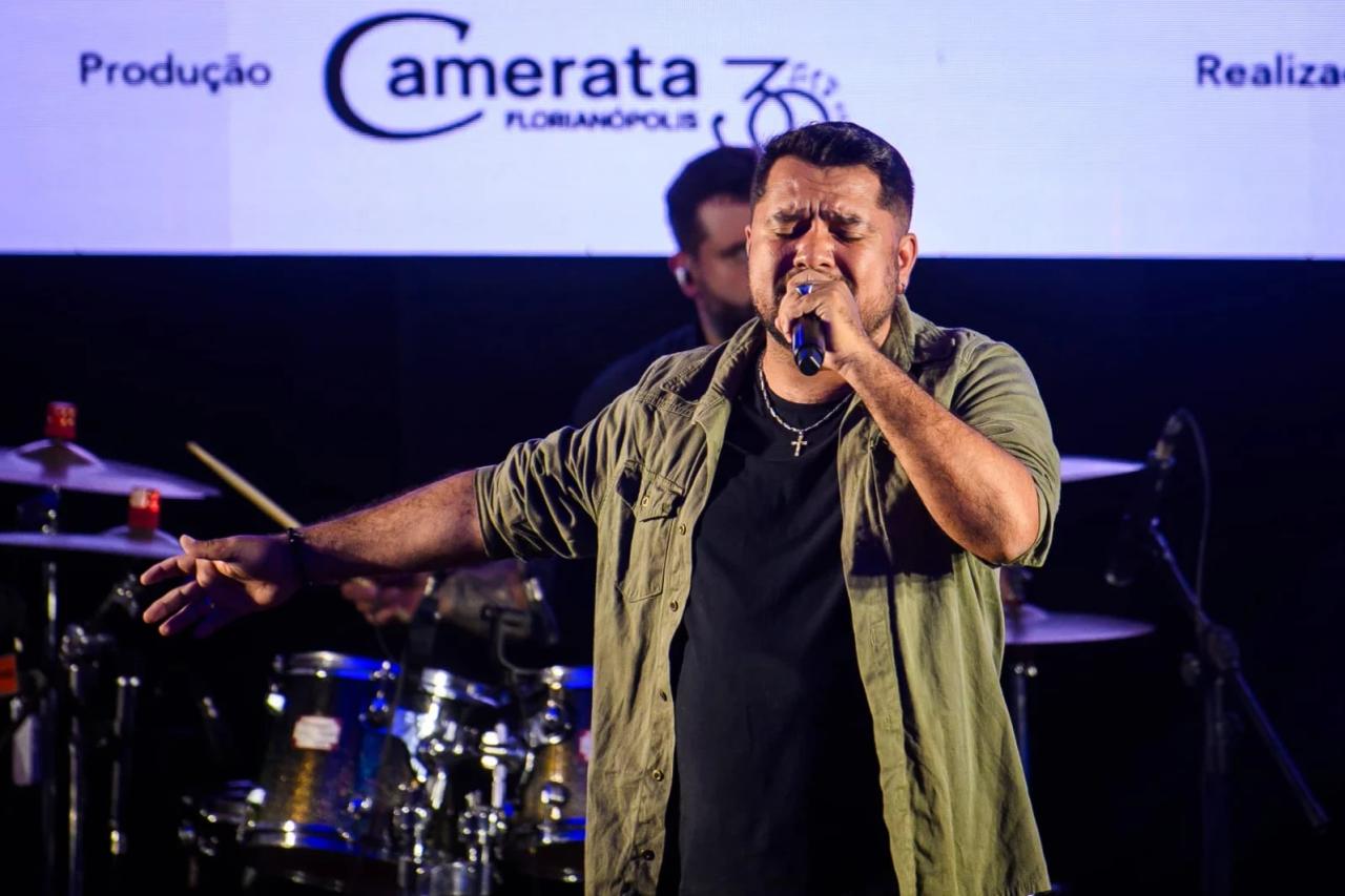 Com 20 anos de trajetória, Rafinha Berg encanta o Sul catarinense com sua voz
