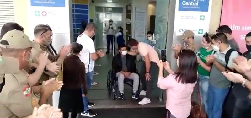 Vídeos: policial militar baleado em ocorrência em Imbituba deixa o hospital