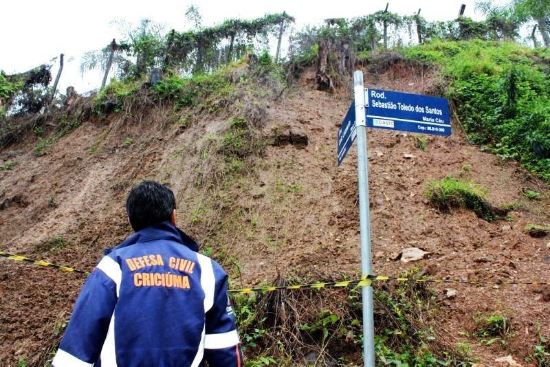 Defesa Civil monitora deslizamento na rótula da SC-445