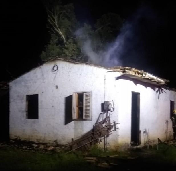 Incêndio destrói interior e teto de casa em Treviso