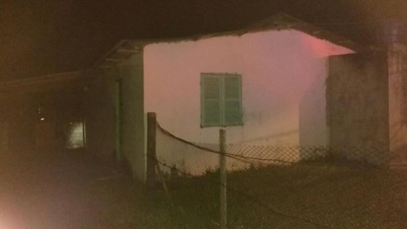 Casa pega fogo e chamas são contidas por populares