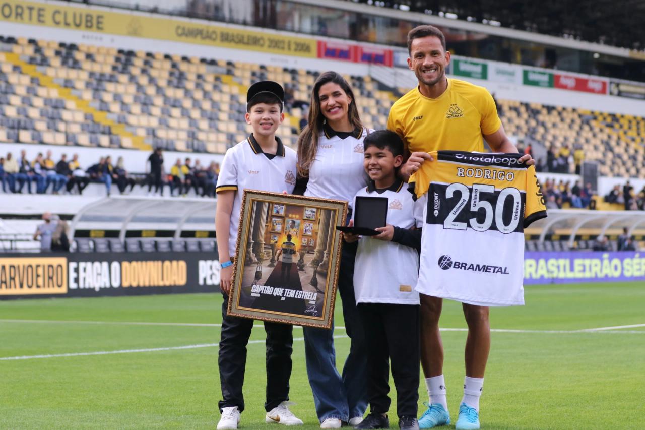 Ao lado da família, zagueiro Rodrigo recebe homenagem pelos 250 jogos