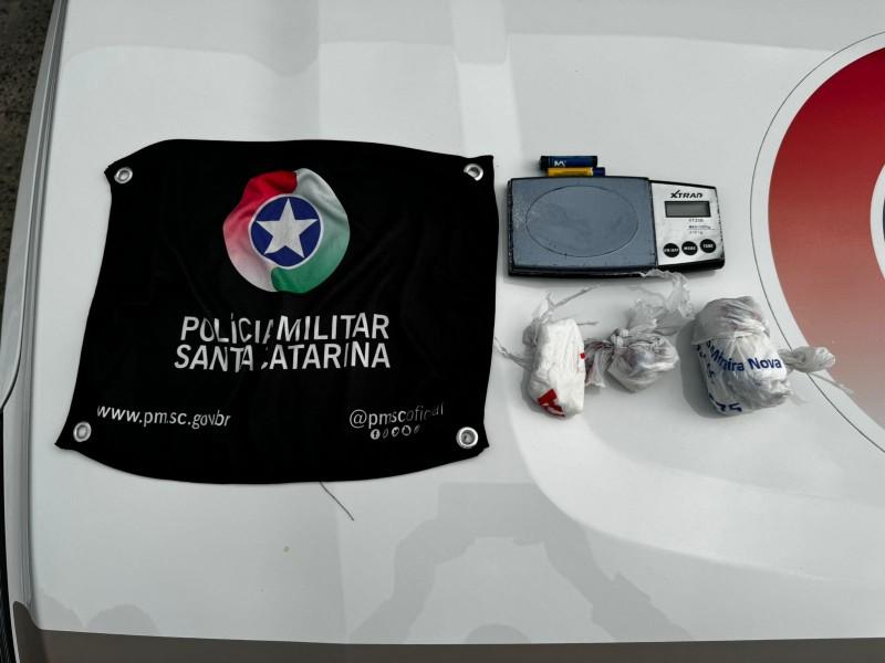 PM prende dono de borracharia após encontrar cocaína no estabelecimento em Criciúma
