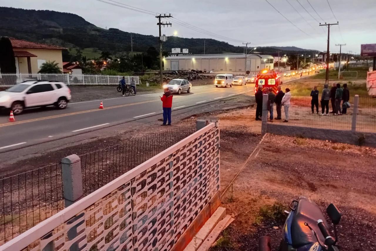 Motociclista fica gravemente ferido após colisão com caminhão em Urussanga