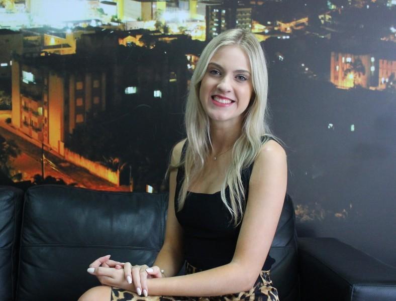 Cantora de Criciúma lança nova música e videoclipe 