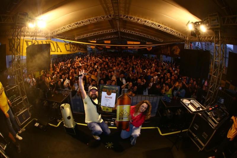 Lohn Bier comemora 9 anos com shows gratuitos e muita diversão no pátio da fábrica