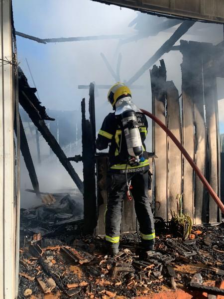 Incêndio destrói casa em Tubarão