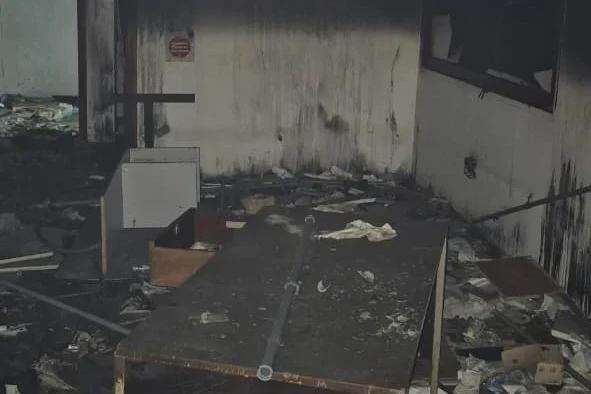Bombeiros utilizam 11 mil litros de água para combater incêndio em galpão abandonado em Criciúma