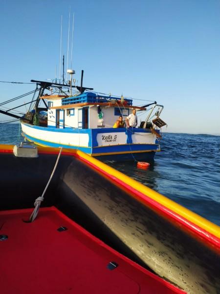 Corpo de Bombeiros resgata embarcação à deriva em Laguna 