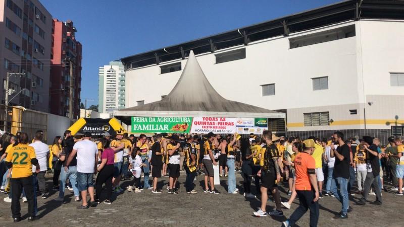 Torcida Os Tigres inicia festa tricolor no pátio do Majestoso 