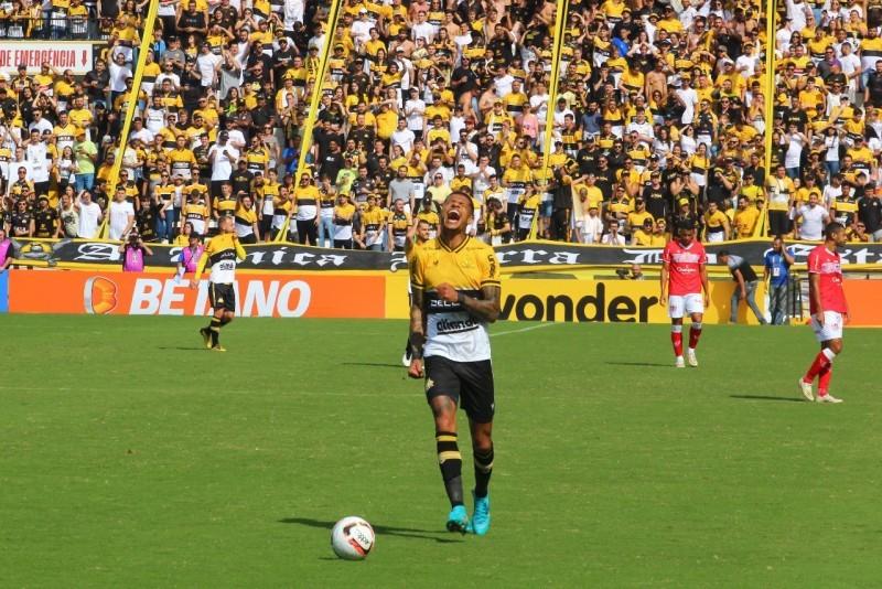 Centroavante Tiago Marques teve entorse no joelho, confirma Criciúma