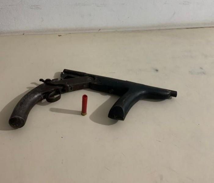 Dupla é presa com arma de fogo modificada em Sombrio