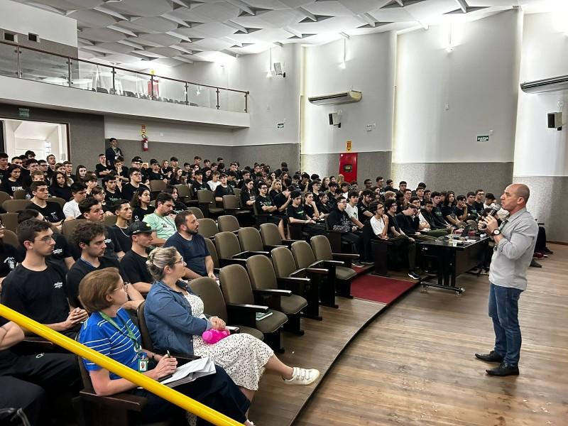 Alunos dos Cursos Técnicos da Satc participam de reunião sobre programas de estágio