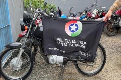 Dupla é flagrada em motocicleta sem placa e retrovisores
