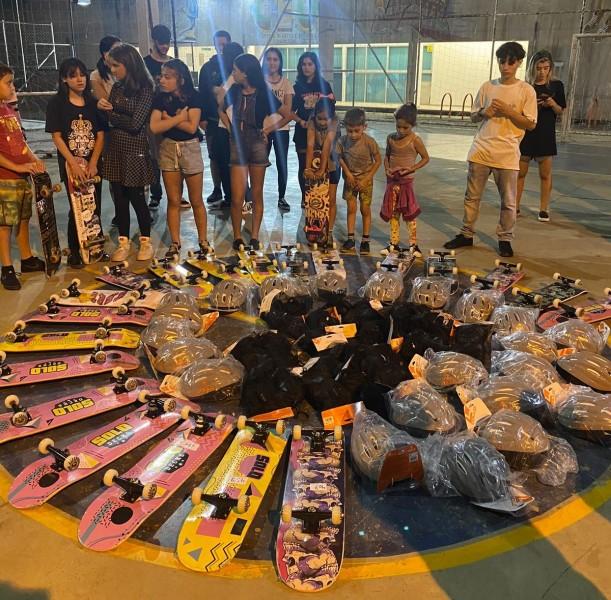 Governo de Içara entrega equipamentos ao projeto No Eixo Skate