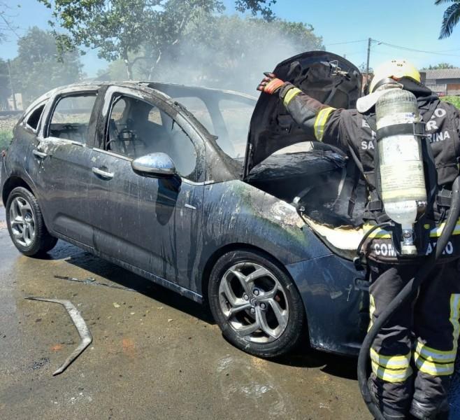 Carro é destruído por incêndio em Içara