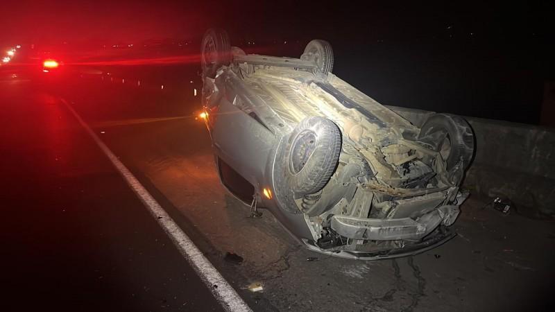 Motoristas ficam feridos em capotamento na BR-101 em Capivari de Baixo 
