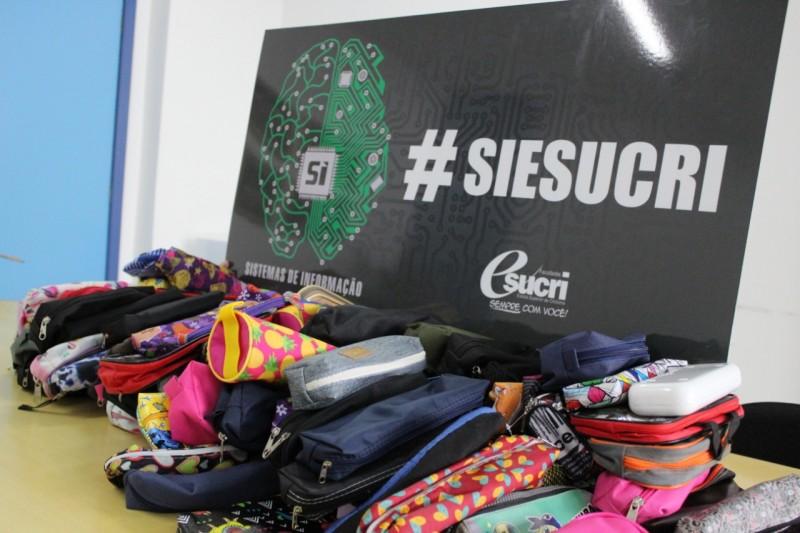 Alunos da Esucri realizam ação social durante trote solidário