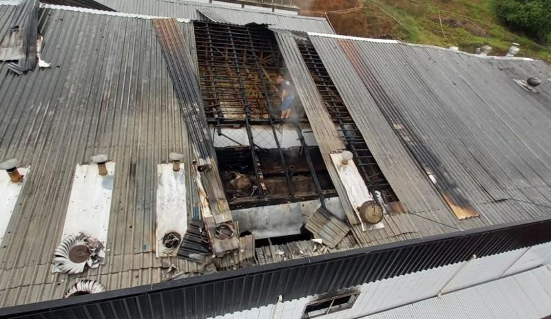 Incêndio atinge galpão de frigorífico em Armazém