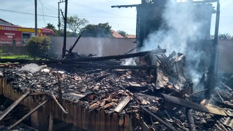 Bombeiros combatem incêndio em residência