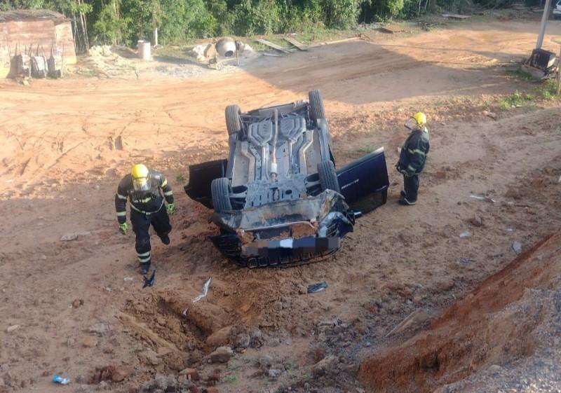 Carro cai em barranco e capota em acidente na SC-108 em Orleans