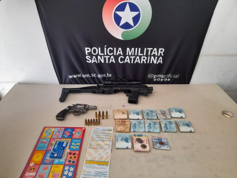 Araranguá: PM apreende arma, munições e R$ 11,8 mil em casa no bairro Polícia Rodoviária