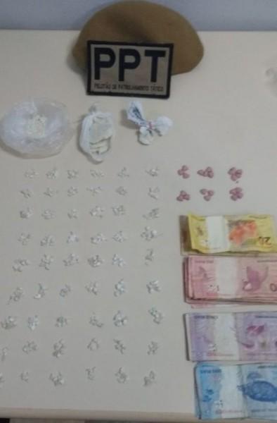 Grande quantidade de crack e cartas de facções são apreendidas pela PM