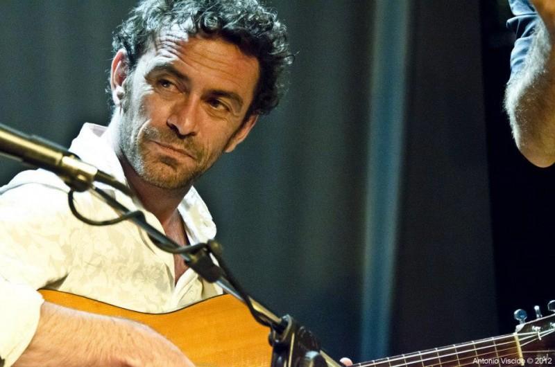 Músico francês faz show em Capivari de Baixo