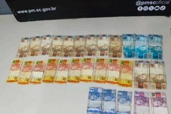 Jovem flagrado com maconha e dinheiro é preso por tráfico de drogas em Criciúma