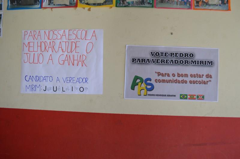 Cartazes, entrega de santinhos e até debates realizados nas escolas participantes