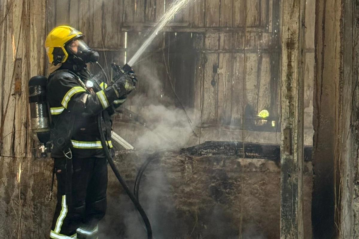Galpão abandonado é atingido por incêndio em Criciúma