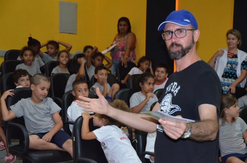 Crianças do Bairro conhecem cineasta e ganham sessão de cinema
