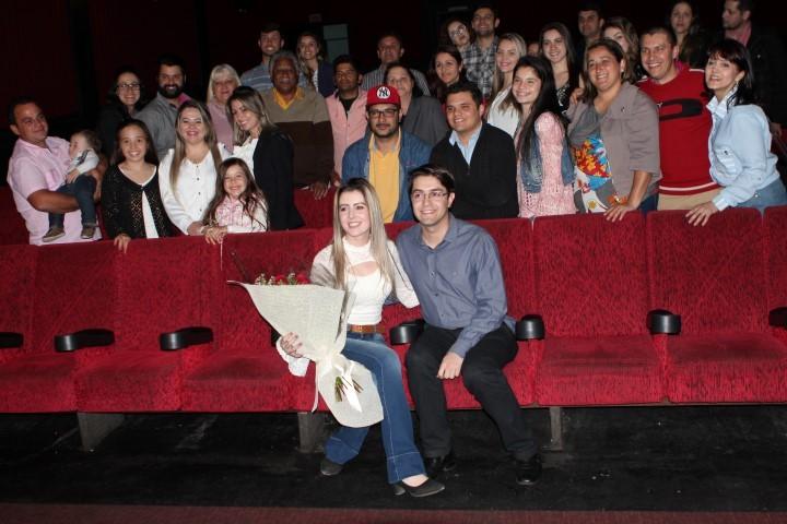 VÍDEO: Namorado surpreende e pede jovem em casamento em sessão de cinema