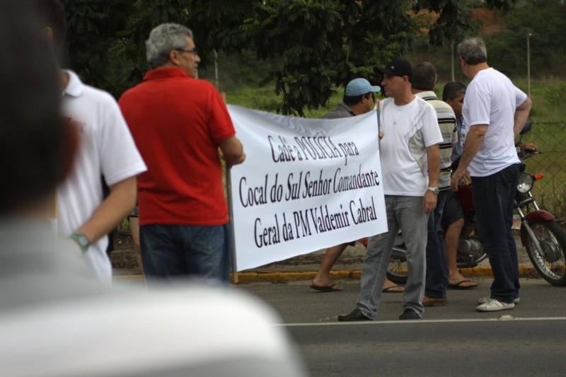 Moradores fecham rodovia por falta de efetivo policial