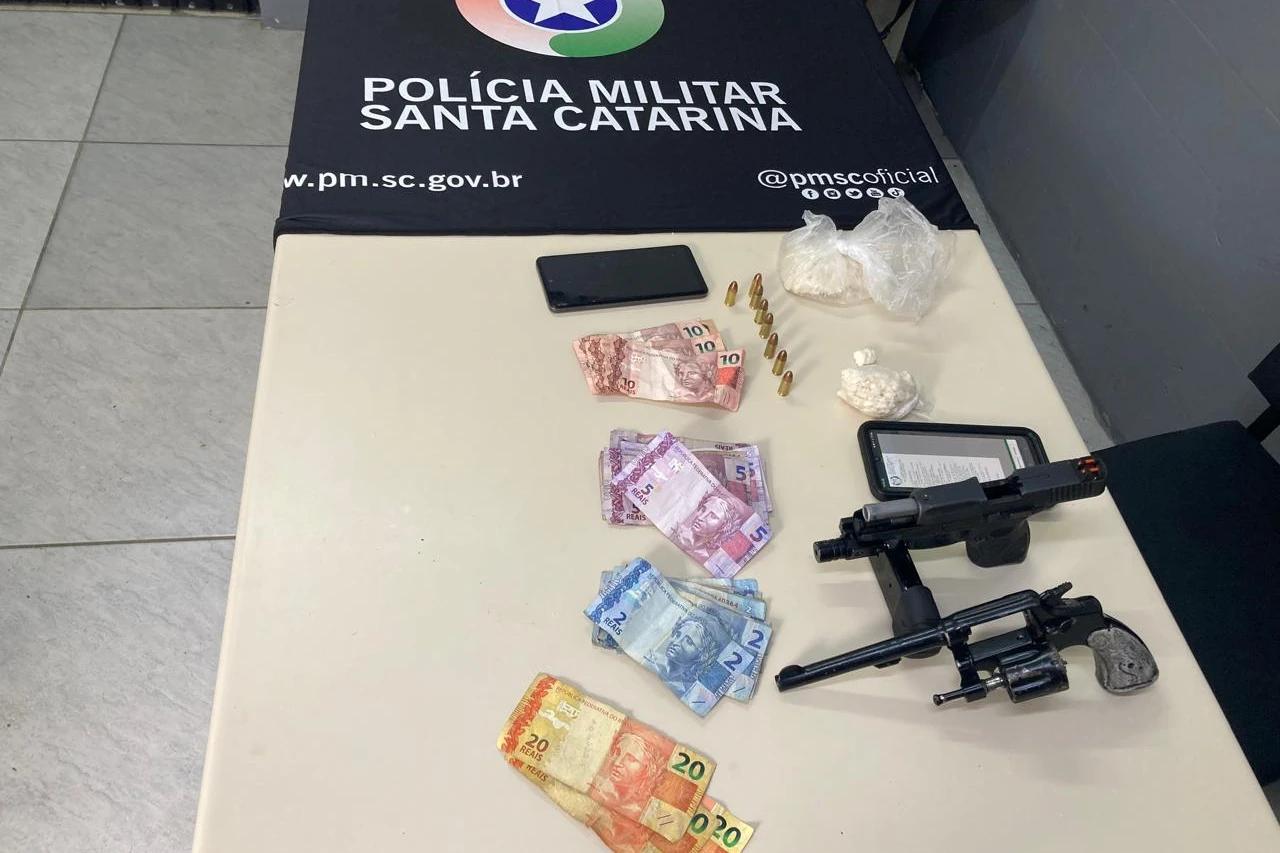 Drogas, armas e dinheiro são encontrados em residência de Criciúma