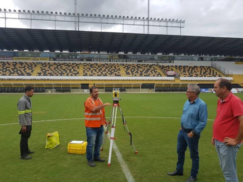 CBF vistoria gramado do Estádio Heriberto Hülse