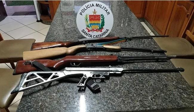 Crianças encontram armamento em casa abandonada