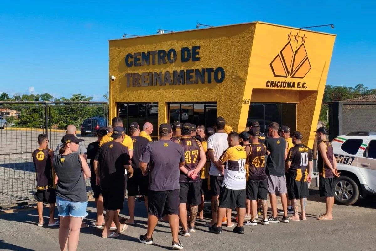 Após faixas no HH, cobrança chega ao CT do Criciúma