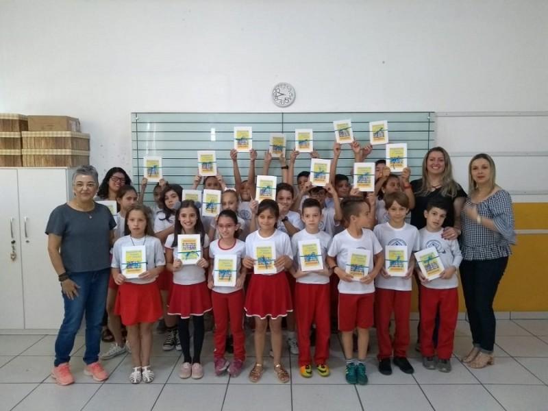 Alunos de Içara produzem livro de poemas