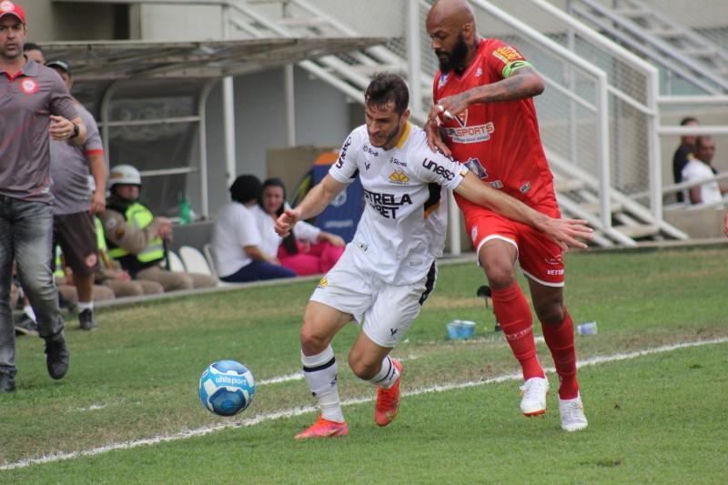 Criciúma fica duas vezes na frente do marcador, mas não segura resultado e empata com o Tombense 