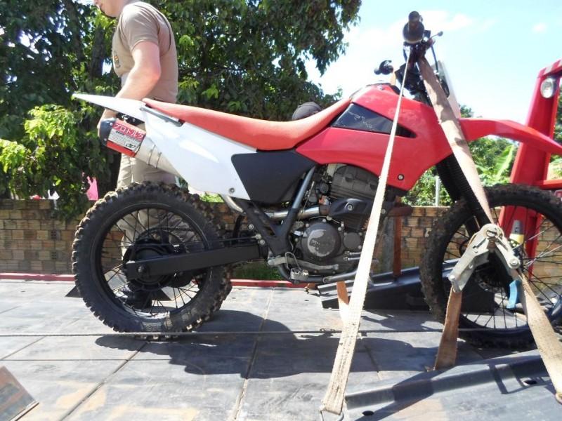 Adolescentes são flagrados com moto furtada