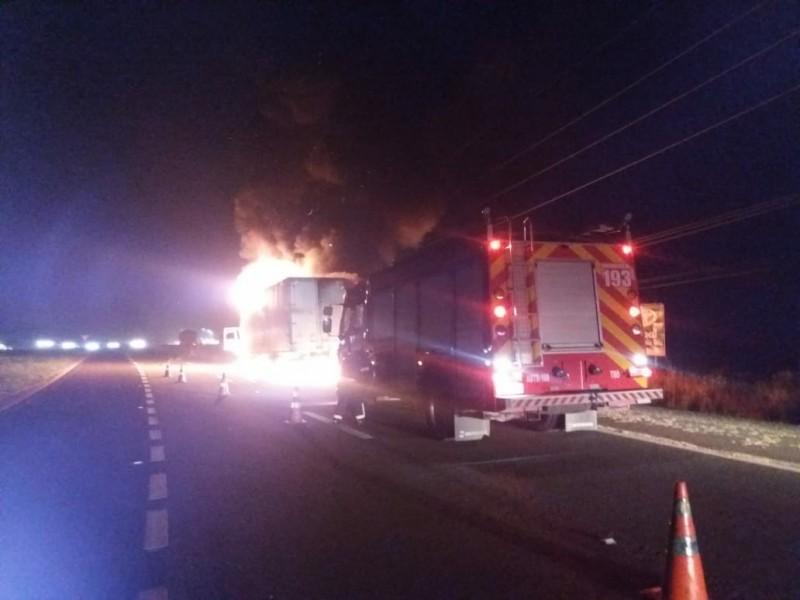 Caminhão é atingido por incêndio 