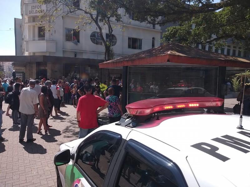 Casal tenta furtar alianças em joalheria no Centro de Criciúma
